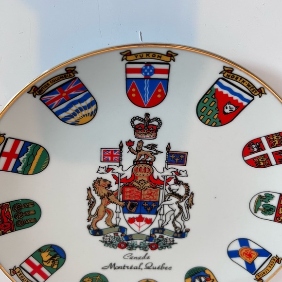 Coat of Arms Canada Souvenir Plate with Provinces & Territories Emblems - Picture 7 of 10
